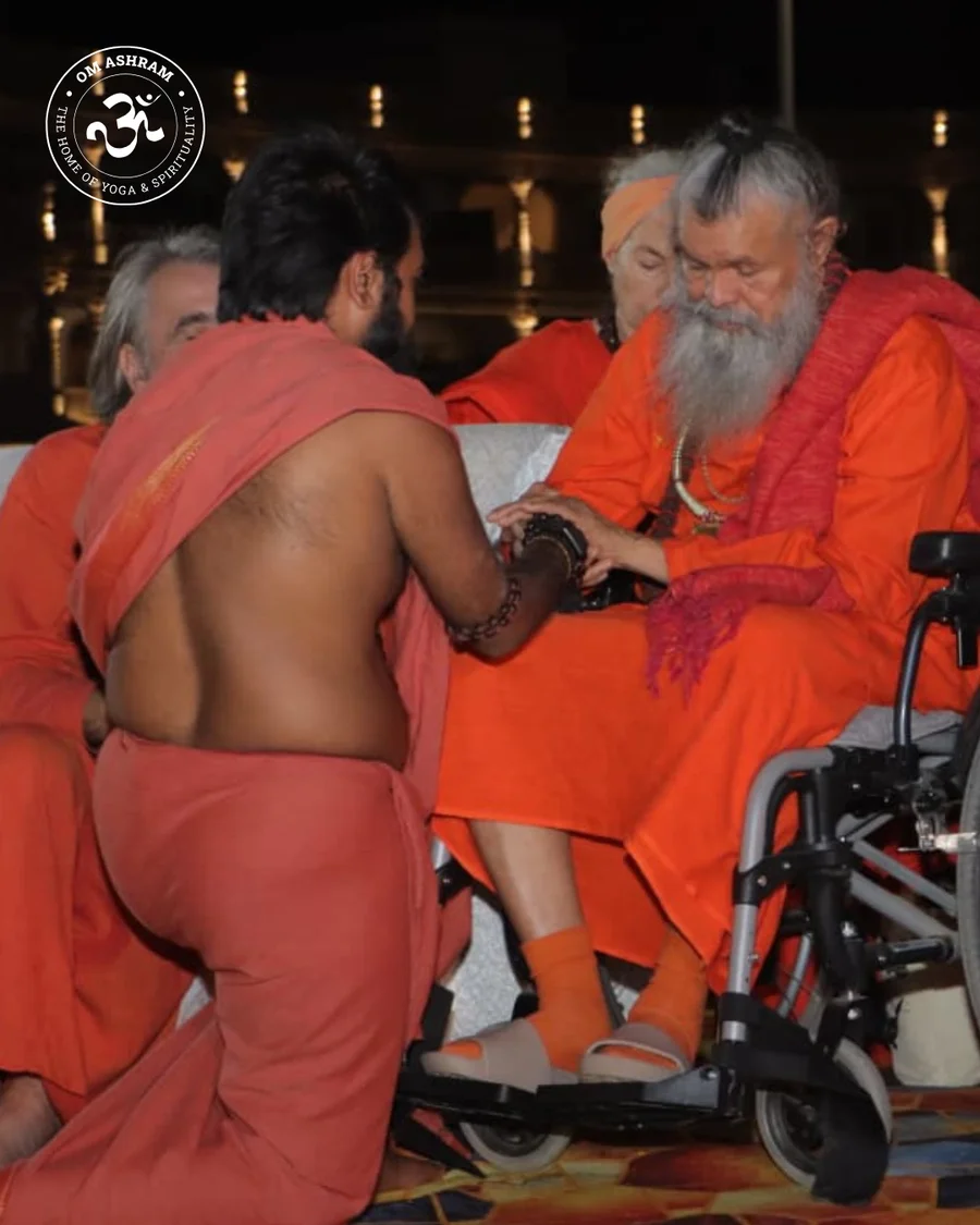 Gurudev, Vishwaguru Swami Maheshwarananda Puri Ji Maharaj giving a silent spiritual blessing to his successor Swami Avatar Puri Ji.